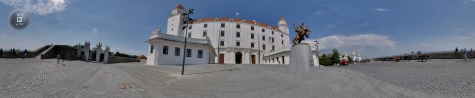 Bratislavský hrad so sochou Svätopluka Bratislava