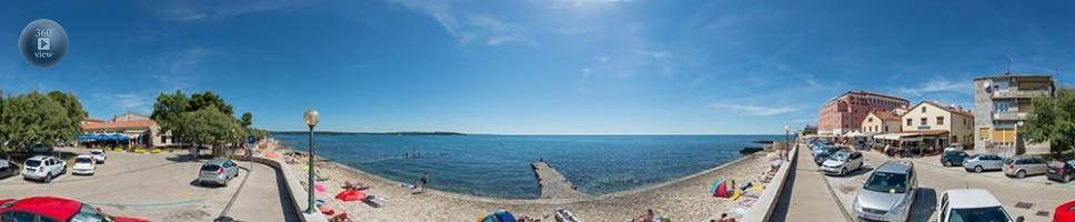 Morská pláž v meste Novigrad