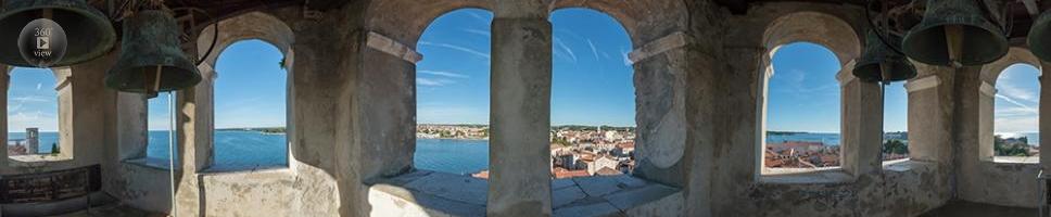 Panoráma mesta Poreč z veže krstnej kaplnky Eufraziovej Baziliky